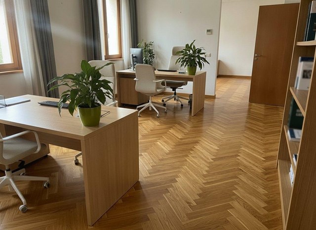 Da imagen a tu negocio con nuestro parquet para oficinas y despachos con acabado elegante en Lugo - Imagen 1